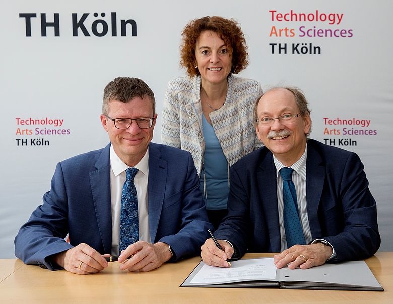 Unterzeichnung der Kooperationsvereinbarung: Prof. Dr. Klaus Becker, Prof. Dr. Simone Fühles-Ubach und Dr. Dietrich Nelle (v.l.) (Foto: Michael Bause / TH Köln)