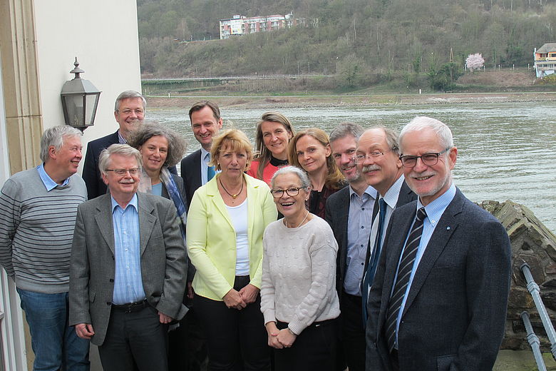Gruppenfoto des Wissenschaftlichen Beirats von ZB MED, Stand 2017, aufgenommen am Rhein, ganz vorne in der Mitte Gebriele Beger